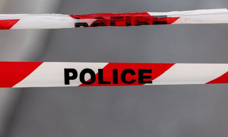 La policía dispara y hiere a un hombre que atacó a los transeúntes con un cuchillo La policía dispara y hiere a un hombre que atacó a los transeúntes con un cuchillo